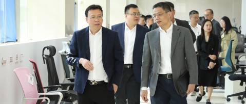 浙江省商务厅党组成员、副厅长高秉学莅临恒林家居调研
